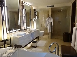 セントレジス　スイート　バスルーム　バスタブと洗面台の画像