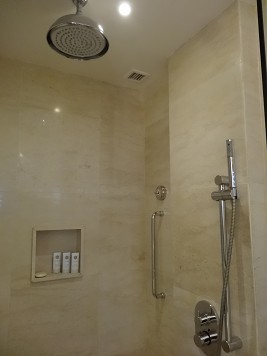 セントレジス　スイート　バスルームのシャワーブースイメージの画像