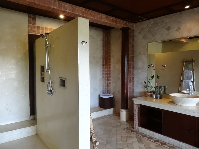 クプクプバロン　ヴィラス&ツリースパ　1階･バスルームのシャワー