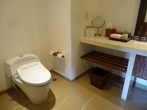 マヤウブド スーペリアルームとデラックスルーム トイレ
