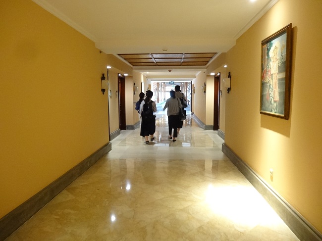 アヤナ リゾート＆スパ バリ 客室に向かう廊下