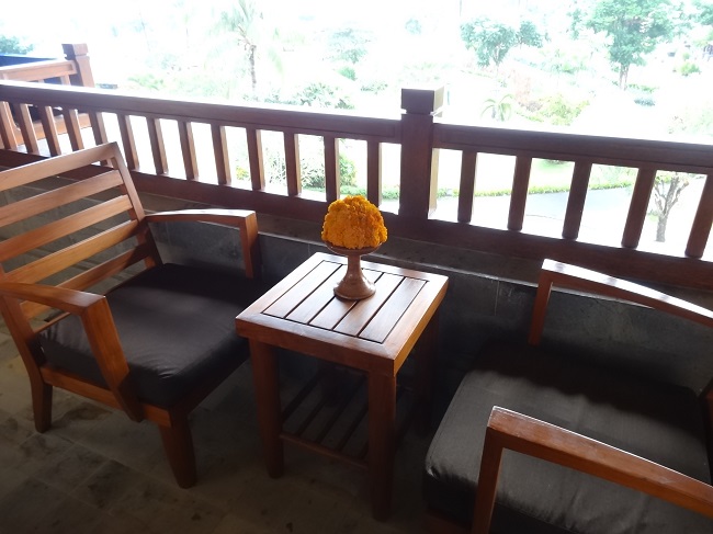 アヤナ リゾート＆スパ バリ ジンバランベイルーム バルコニーに置かれたテーブルセット