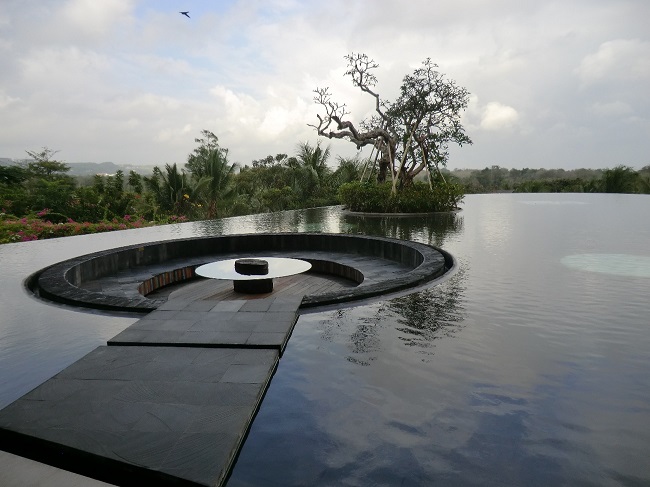 リンバ･ジンバラン･バリ･by･アヤナ ロビー前の池