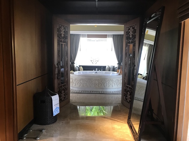 ザ・ヴィラズ・アット・アヤナ・リゾート・バリ 1ベットオーシャンビュープールヴィラ 廊下からバスルームへとつながる空間