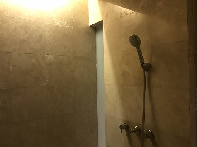 ヴィラ アイルバリ ブティック リゾート ガーデンプールヴィラ2ベッドルーム シャワールーム